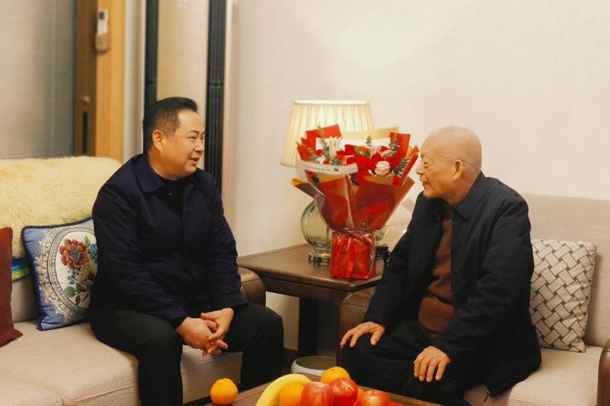 新春佳节走访慰问老领导老党员_学校慰问离退休干部活动_离退休老干部活动方案