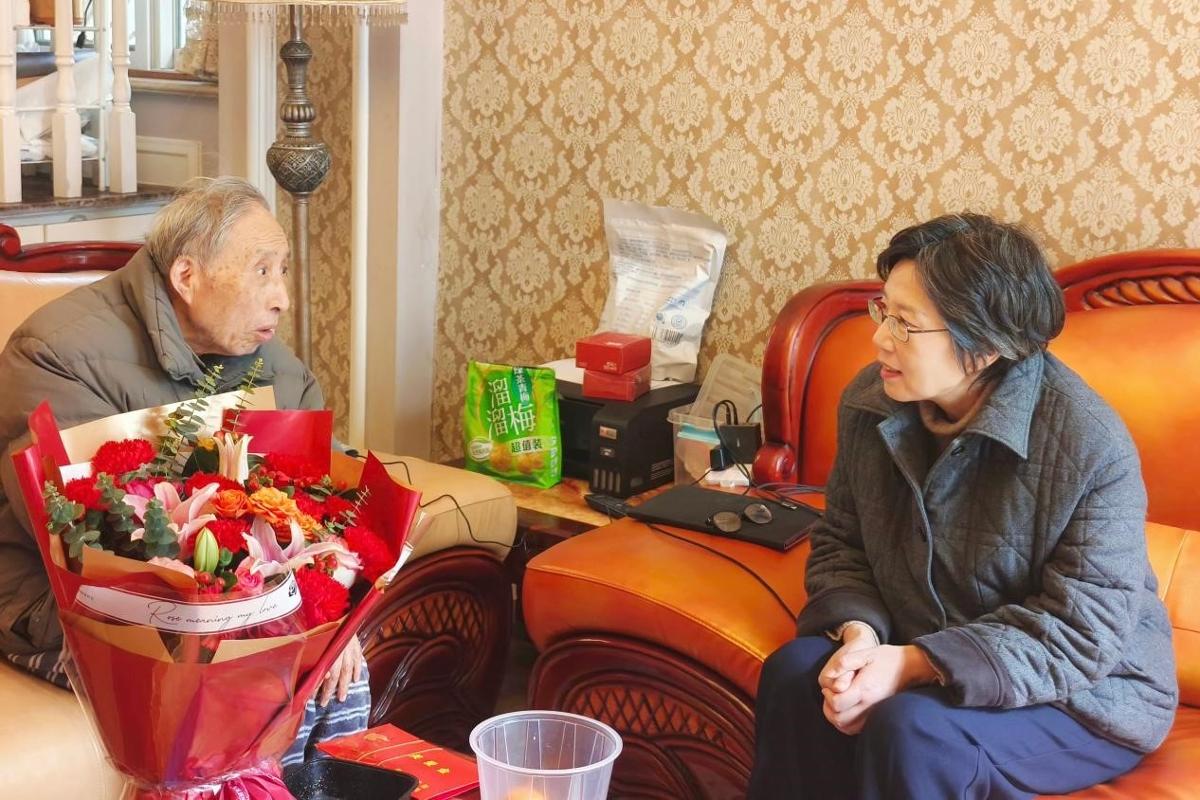 新春佳节走访慰问老领导老党员_学校慰问离退休干部活动_离退休老干部活动方案