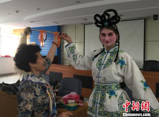 奥地利中学生在江苏大学体验中国京剧　盛捷　摄