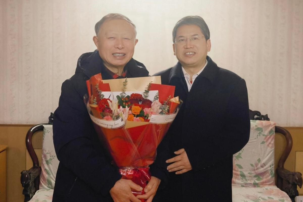 新春佳节走访慰问老领导老党员_学校慰问离退休干部活动_离退休老干部活动方案