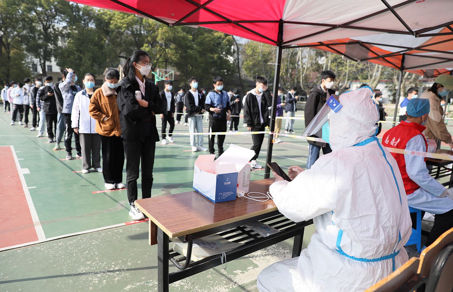 学校开展全员核酸检测