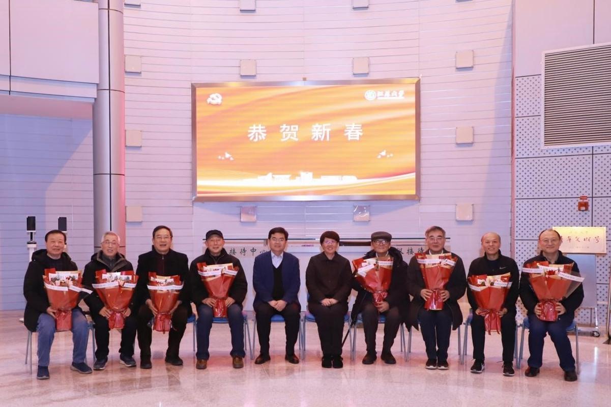 新春佳节走访慰问离退休老干部，浓浓关怀暖人心